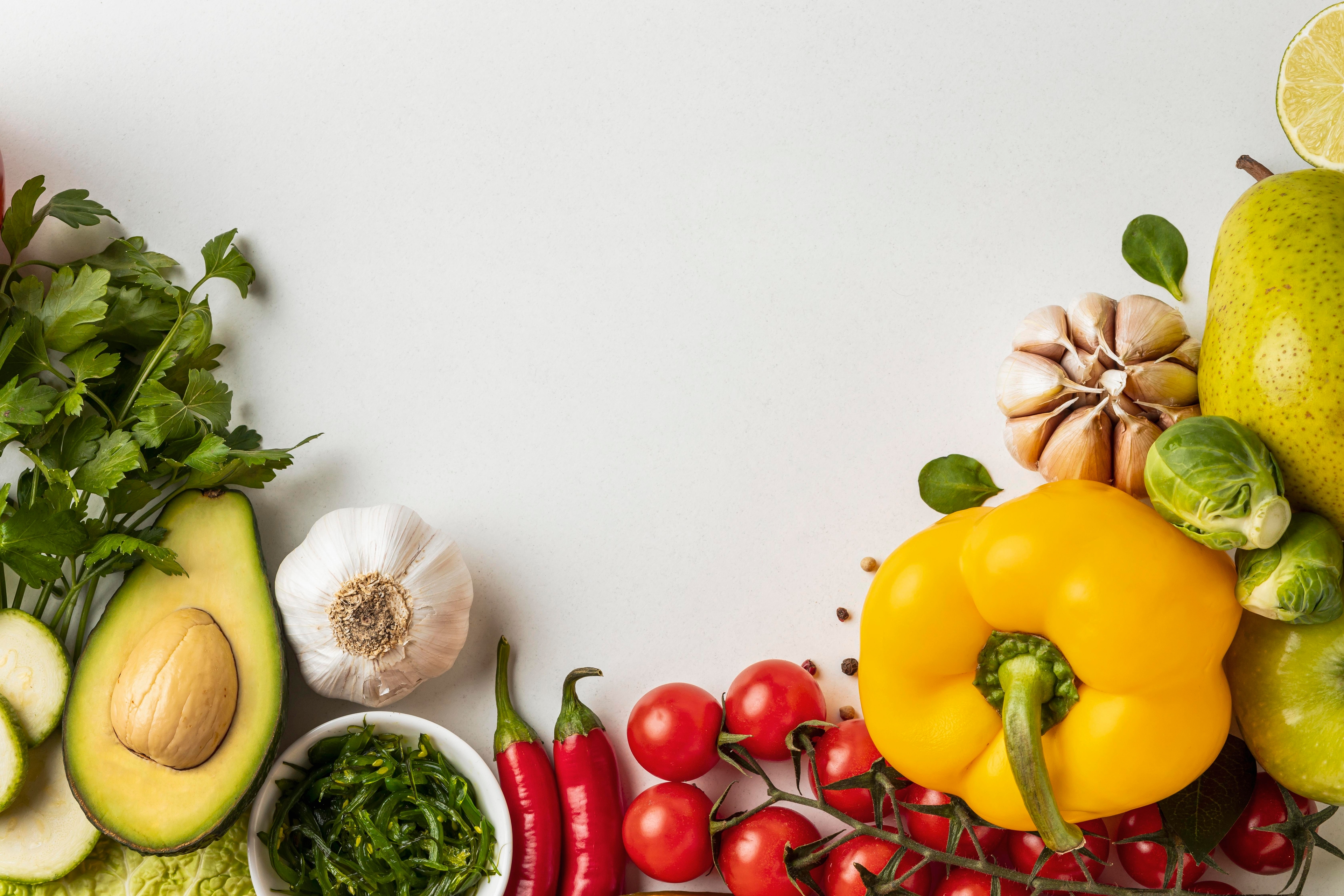 Mesa com tigela de alimentos saudáveis e fita métrica