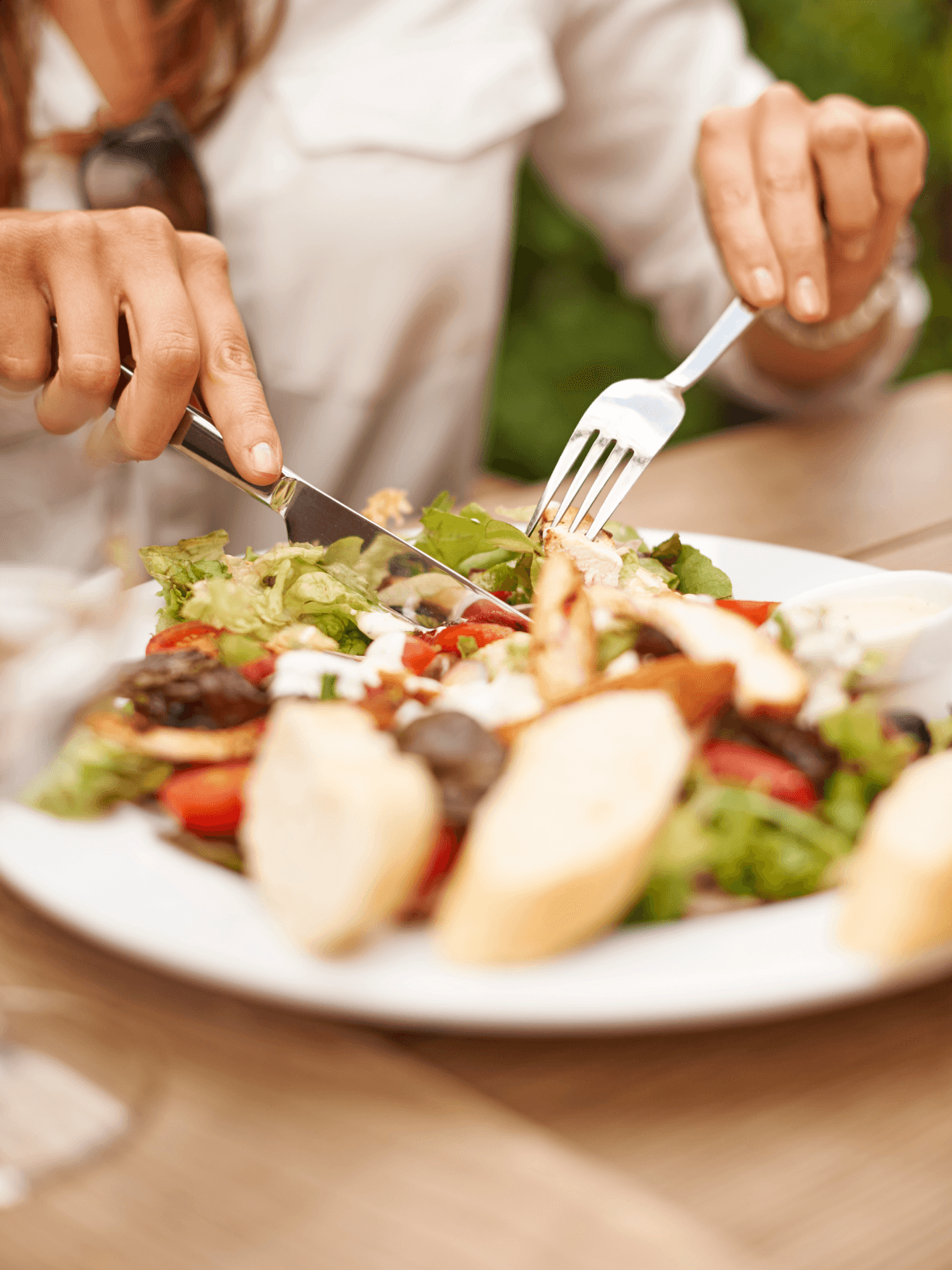 Prato com salada e hambúrguer representando escolhas alimentares